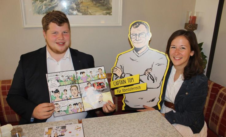 Michael Eibl und Claudia Plakolm mit "Captain Tom" (Foto: Kepplinger)