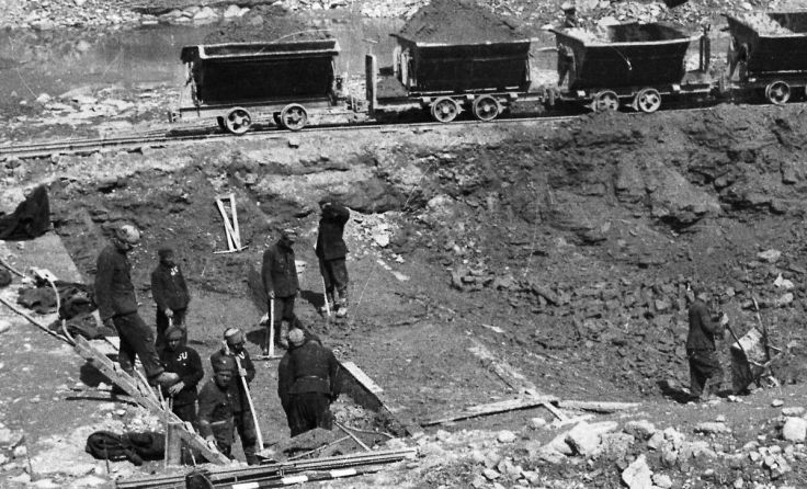 Sowjetische Kriegsgefangene beim Erdaushub, 1942 (Foto: Stadtarchiv Steyr, Sammlung Them)