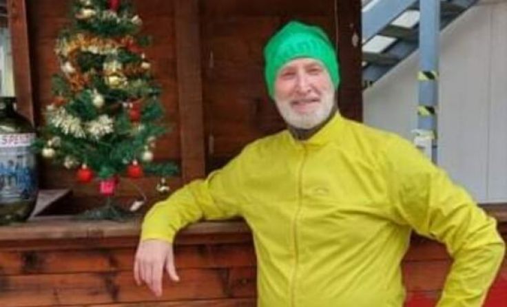 Andreas Jungwirth vor dem Verkaufsstand im Kosovo. (Foto: privat)