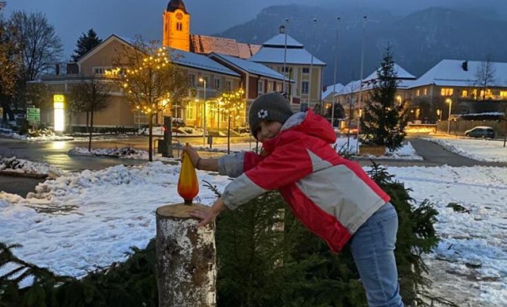 Die vier Holz-Adventkerzen bringt Leoni Anna zum Leuchten. (Foto: privat)