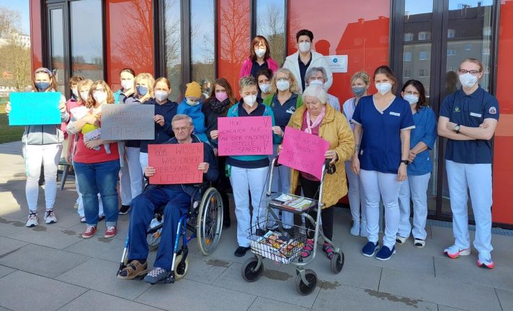 Die Aktion "5 nach 12" vor dem Bezirksalten- und Pflegeheim Kremsmünster (Foto: BAPH Kremsmünster)
