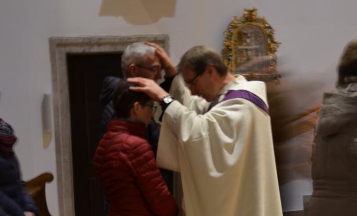 Pater Daniel freut sich über viele Paare, die zur Segnung kommen. (Foto: Rapperstorfer)