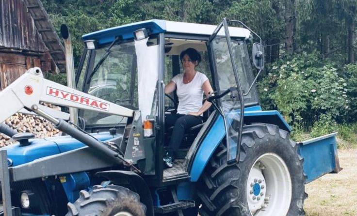 Bäuerin Monika Sohneg bei ihrer Arbeit mit dem Traktor (Foto: privat)