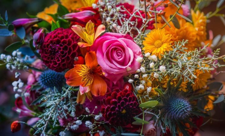 Muttersein sei so "bunt wie ein Blumenstrauß" (Foto: zozzzzo/stock.adobe.com)