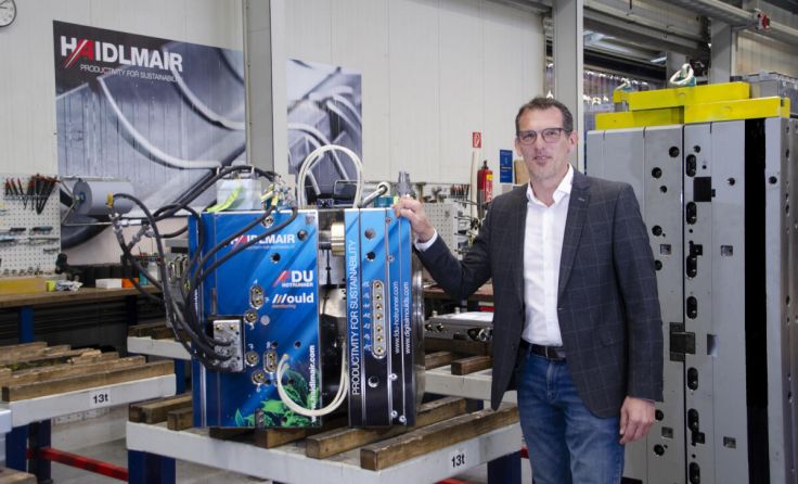Christian Eckhart mit einem Werkzeug aus dem Hause Haidlmair (Foto: Haidlmair)