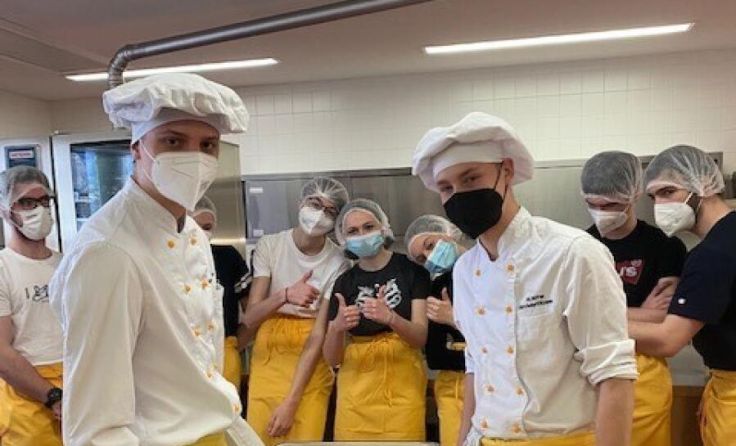 Gemeinsam mit Direktorin Trinko wurde ein Apfelstrudel gebacken. (Foto: BBS Kirchdorf)