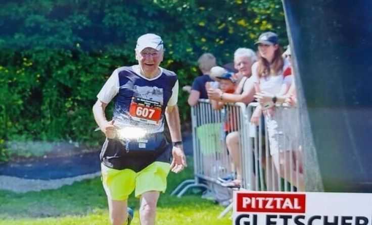 Hubert Braunreiter beim Zieleinlauf in Arzl (Foto: Gletschermarathon)