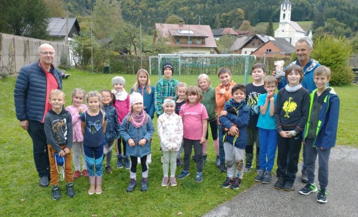 Die Schüler der VS Steyrling mit Werner Pölz und Bürgermeister Rudolf Mayr (Foto: Gemeinde Klaus)