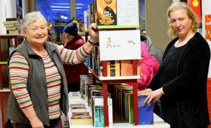 Heidelinde Mitterbauer und Christa Dirngrabner mit den Büchern (Foto: Ulrike Brunner)