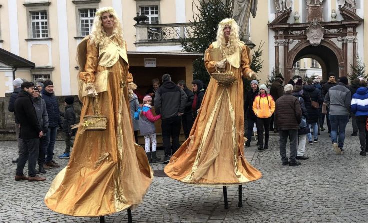 Die Engerl auf Stelzen begeisterte die Adventmarktbesucher. (Foto: geh – Gerhard Hütmeyer)