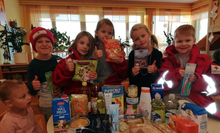 Kinder des Kindergarten Rieds mit den Warenspenden. (Foto: privat)