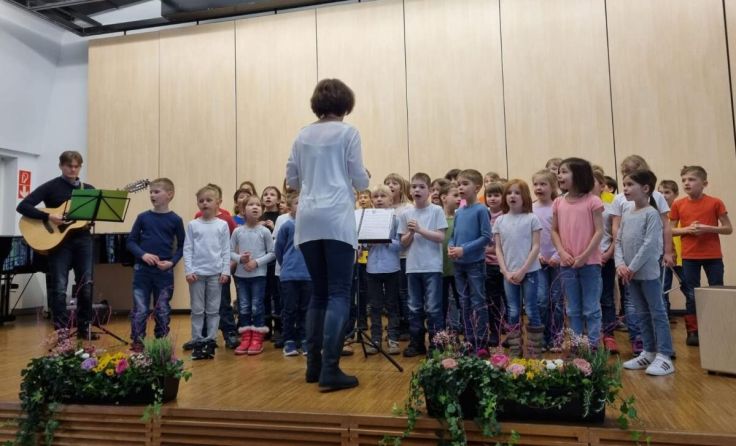 Schüler der KVS Schlierbach mit Angelika Prietzel (Foto: digiTNMS-Musikmittelschule Kirchdorf)