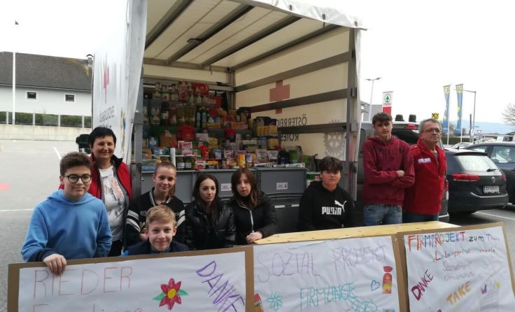 Die Rieder Firmlinge mit den gesammelten Warenspenden. (Foto: Rotes Kreuz Kirchdorf)
