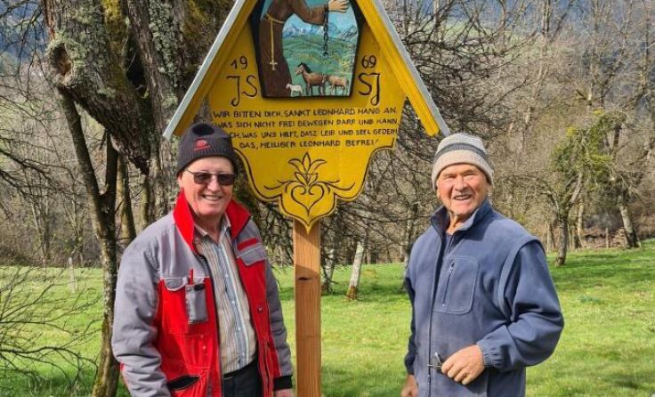 Franz Grabmann und Frank Hartig mit dem neu renovierten Marterl (Foto: Leopoldine Grabmann)