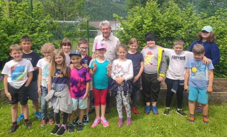 Stefan Hackl mit den Spitaler Volksschulkindern (Foto: privat)