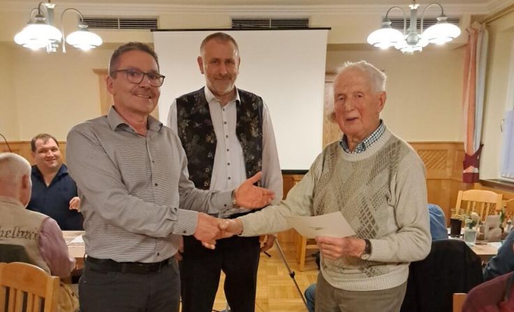 Engelbert Hackl wurde zum Ehrenmitglied ernannt. (Foto: Imkerverein St. Pankraz)