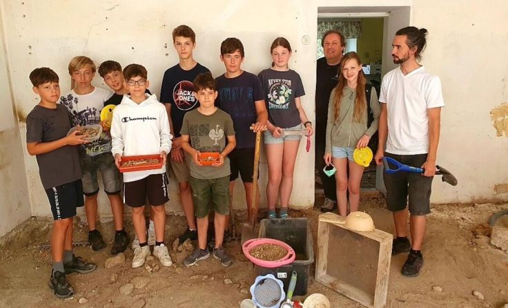 Schüler des BRG Kirchdorf halfen bei den Ausgrabungsarbeiten (Foto: privat)