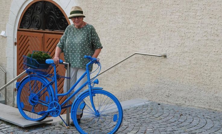 Franziska Armbruster mit einem ihrer bunten Fahrräder (Foto: Dagmar Fetz-Lugmayr)