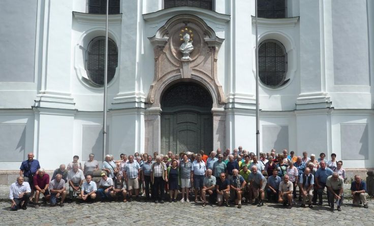 Die Reisegruppe vor der Klosterkirche Dießen (Foto: Erich Braunreiter)