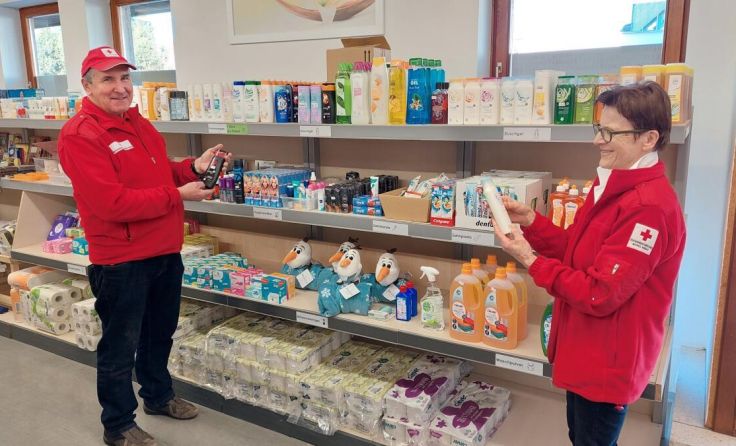 Die freiwilligen Mitarbeiter Sepp und Helga im Rotkreuz-Markt (Foto: RK)