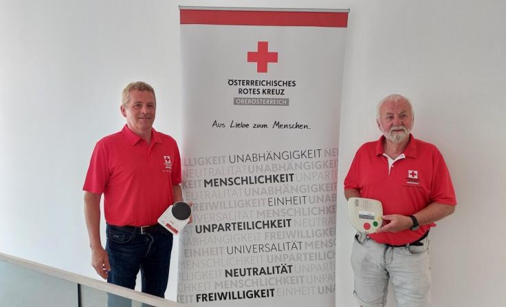 Die Rufhilfemonteure Karl Weyermayr (links) und Karl Ebner (rechts) (Foto: Rotes Kreuz Kirchdorf)