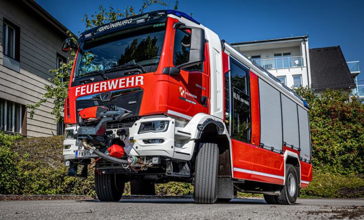 Das neue RLFA-Tunnel wird beim Feuerwehrfest gesegnet. (Foto: OÖ LFV/Hubert Wilflingseder)