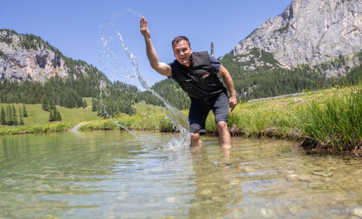 Rainer Rohregger freut sich über die perfekte Wasserqualität. (Foto: Daniel Hinterramskogler)