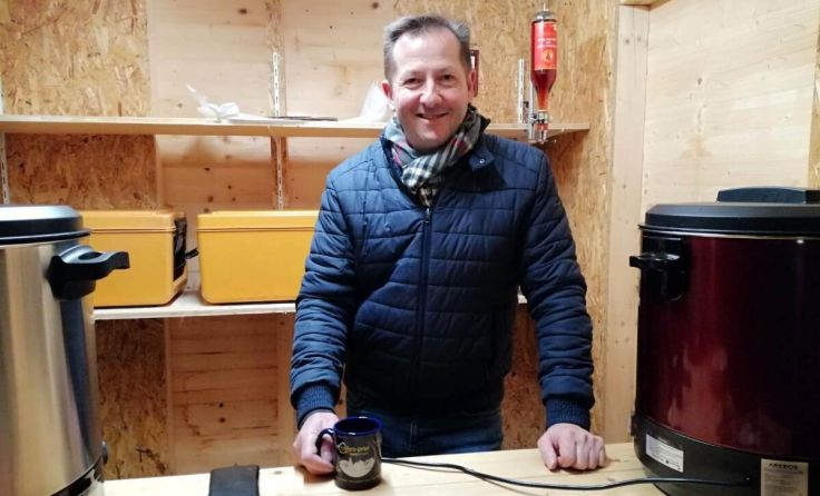 Bürgermeister Kurt Pawluk lud zu Punsch und Kekse vor dem Gemeindeamt. (Foto: Herbert Redtenbacher)