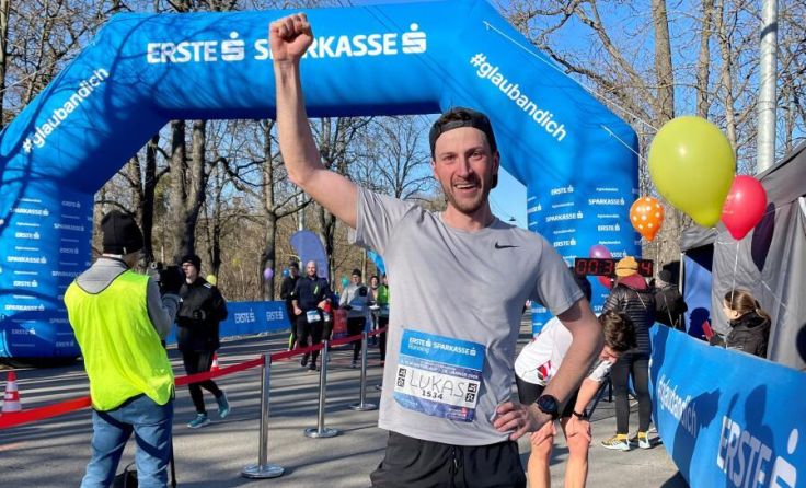 Lukas Helmberger im Ziel des VCM Winterlaufs (Foto: LAC Nationalpark Molln)