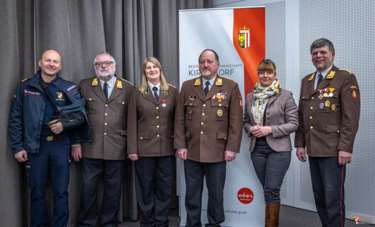 Helmut Berc (4.v.l.) zum Bezirksfeuerwehrkommandanten wiedergewählt (Foto: Doris Filzmoser)