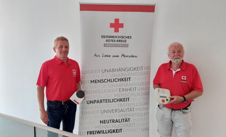 Die Rufhilfemonteure Karl Weyermayr und Karl Ebner (von links) (Foto: Rotes Kreuz Bezirk Kirchdorf)