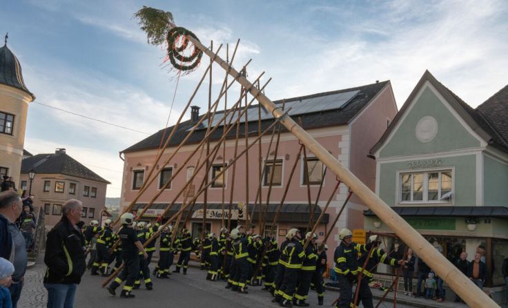 Maibaumkraxeln beim 1. Maikirtag in Steinbach an der Steyr (Foto: Theresia Schilcher-Aissa)