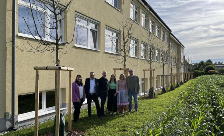 Das verantwortliche Team der TSMS Pettenbach mit den beiden Hauptsponsoren. (Foto: TSMS Pettenbach)