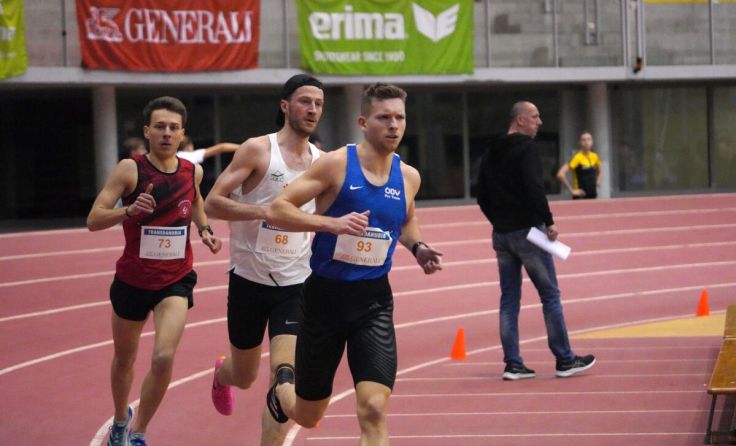 Lukas Helmberger (Mitte; weißes Shirt) in der Linzer Tips Arena (Foto: GierlingerSportServices)
