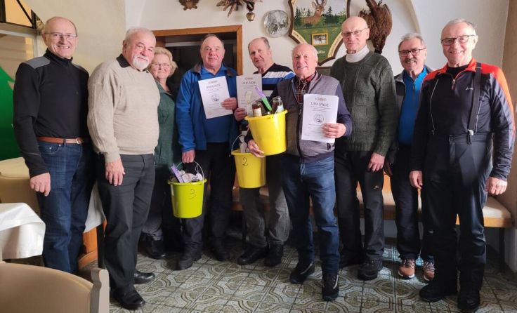 Die Organisatoren des Turniers und die Mannschaftsführer der besten Teams (Foto: Seniorenbund)