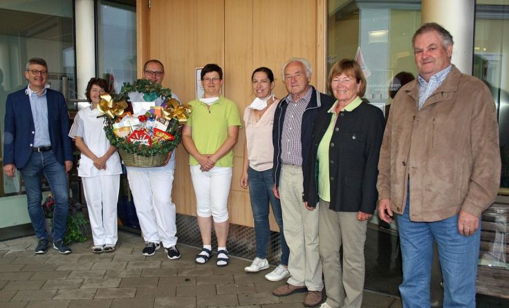 Einen Geschenkkorb erhielt unter anderem das Pflegeheim Maria Rast. Foto: Rodek
