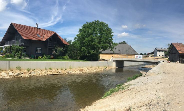 Die Hochwasserschutzmauer mit neuer Sportplatzbrücke Foto: Land OÖ