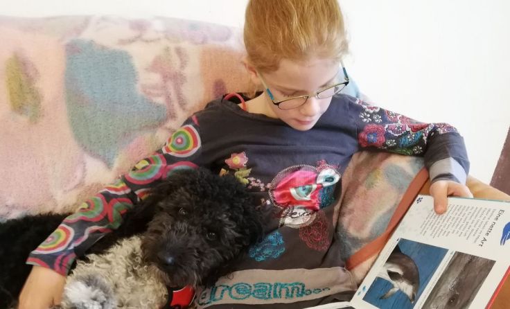 Lola mag es, wenn ihr vorgelesen wird. Foto: Silke Lanz