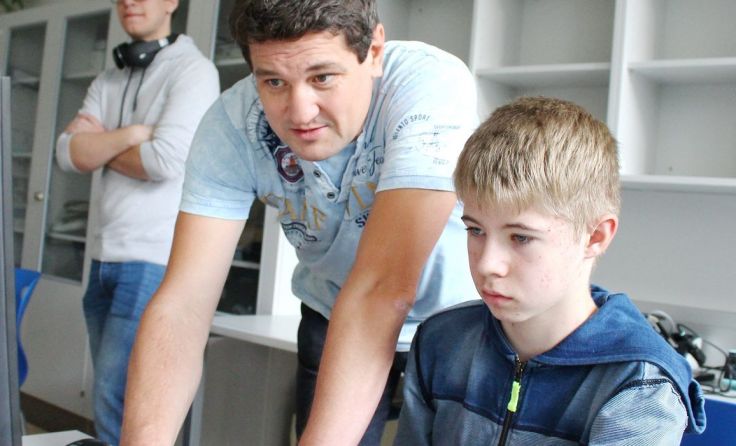 In der HTL kann man gemeinsam mit HTL-Lehrer Gerhard Waser Coding lernen. Foto: HTL Braunau