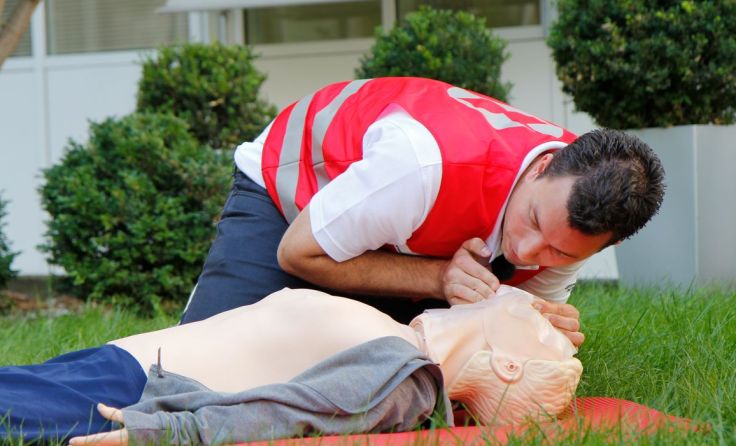 Das Beatmen wird aufgrund der Sicherheitsmaßnahmen derzeit nur vorgeführt. Foto: OÖRK/Dietz