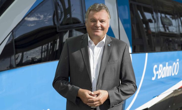 Landesrat Günther Steinkellner freut sich über die gesunkenen LKW-Fahrten. Foto: OÖV