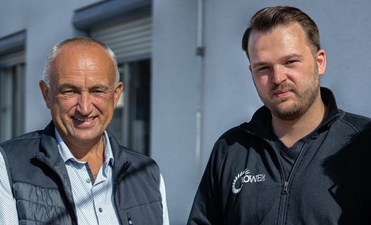 Siegfried Kobencic (l.) übergibt die Leitung an seinen Sohn Paul Kobinger. Foto: KOWE
