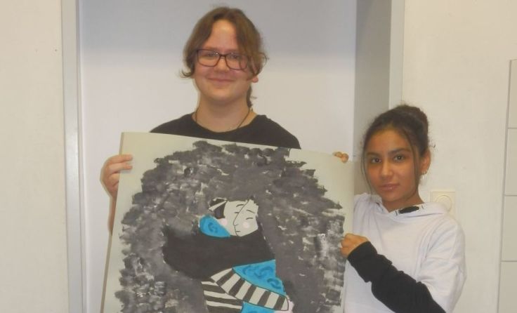 Anna Winter (v. l.) und Ghazal Azimi gewannen den ersten Preis. Foto: MS Braunau-Stadt