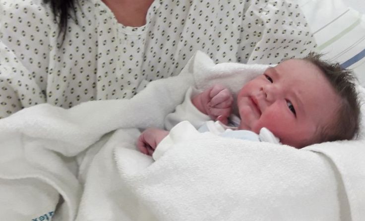 Neujahrsbaby Loris mit seiner Mutter Gezime Foto: Krankenhaus Braunau