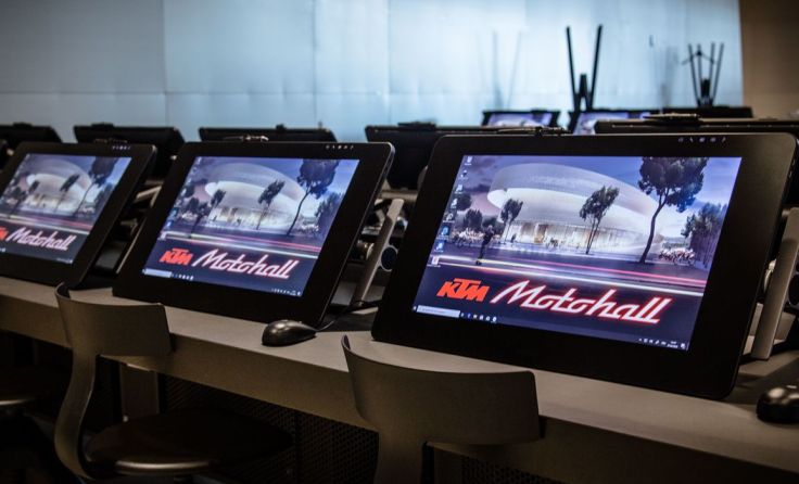 Beim Workshop lernen die Schüler unter anderem Gestaltungssoftwares kennen. Foto: KTM Motohall