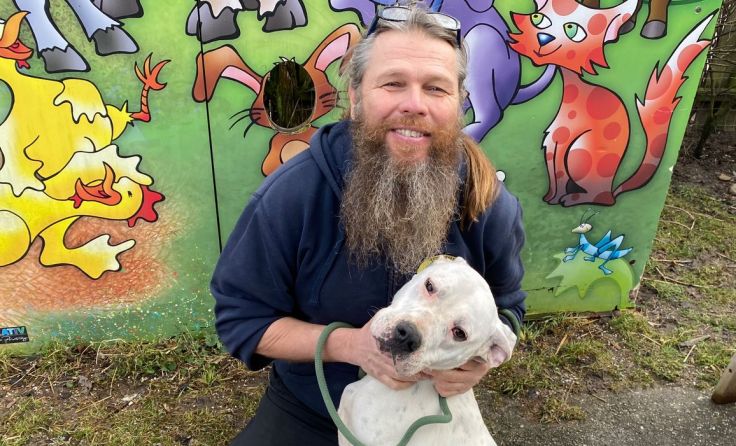 Hund Jimmy begrüßte Jürgen Stadler von der Pfotenhilfe. Foto: Pfotenhilfe