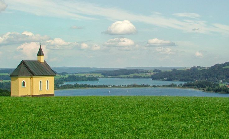 Die Route führt an der Seehamer Friedenskapelle und den drei Trumer-Seen vorbei. Foto: Hans Ziller