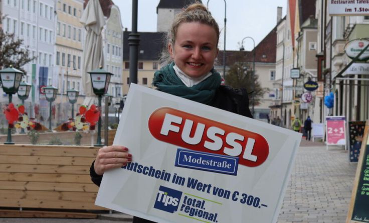 Susanne Mauthner darf sich über einen Fussl-Gutschein im Wert von 300 Euro freuen. (Foto: Tips)