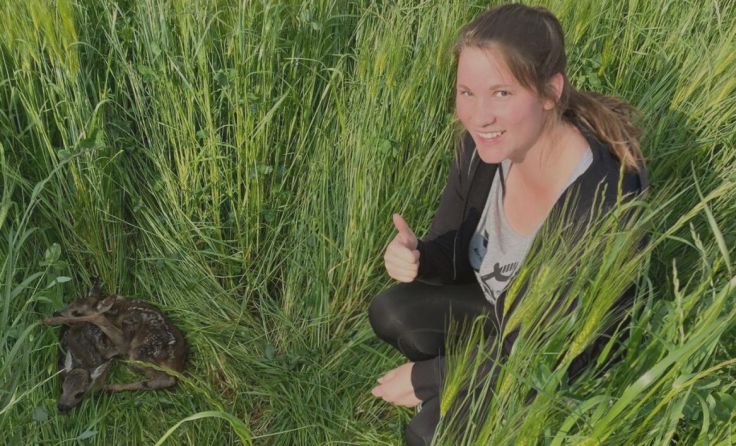 Bianca Ermer entdeckt Rehkitze in einer Wiese, die gemäht werden sollte. (Foto: Privat)