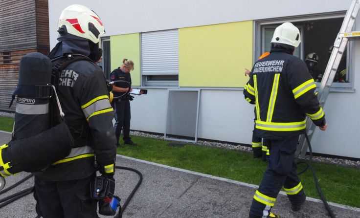 Die Feuerwehrleute konnten durch ein Fenster in die Wohnung gelangen. (Foto: FF Mauerkirchen)